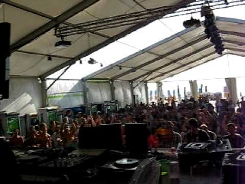 CARL COX @ Sunwaves 8 Mamaia - 14.08.10 (10 / 12)