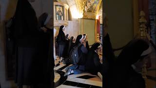 Download lagu Nuns Pray at Golgotha - Church of the Holy Sepulchre mp3