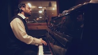 אהרון רזאל – ימי צפת (הקליפ הרשמי) - התמונה מוצגת ישירות מתוך אתר האינטרנט יוטיוב. זכויות היוצרים בתמונה שייכות ליוצרה. קישור קרדיט למקור התוכן נמצא בתוך דף הסרטון