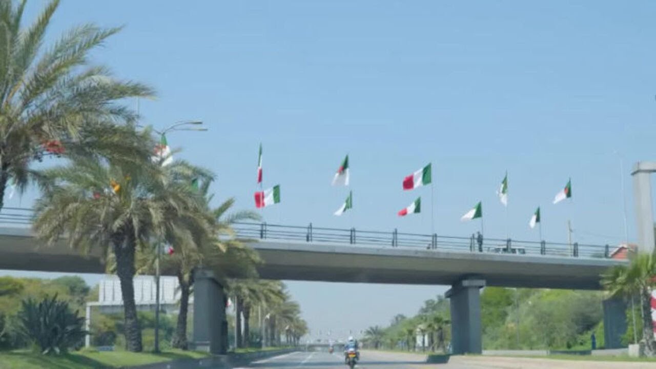 Meloni depone una corona al Monumento del Martire ad Algeri