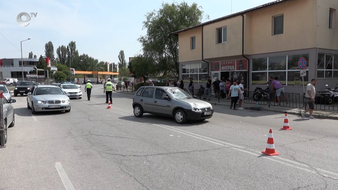 Жена се вряза с тротинетка в лек автомобил
