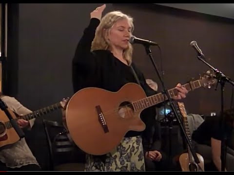 Meg Tennant sings 