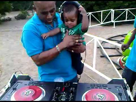 DJ Javor scratching at party.wmv