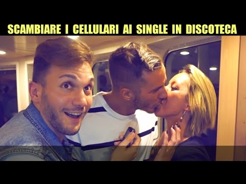 SCAMBIARE I CELLULARI AI SINGLE IN DISCOTECA: FAR BACIARE SCONOSCIUTI