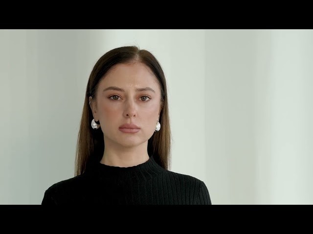 فستان تريكو أسود أنيق بأكمام طويلة