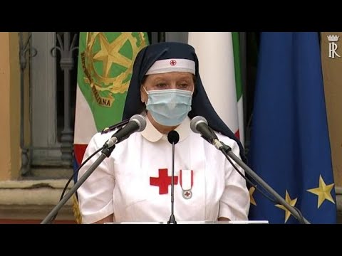 2 giugno, volontaria della Croce Rossa parla di fronte a Mattarella e si commuove