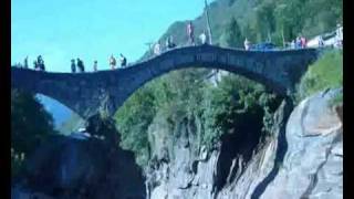 Arschbombe von der Ponte dei Salti Brücke in Lavertezzo