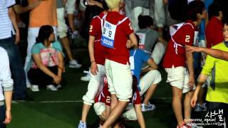 100914 Taemin sitting on Key's shoulder @ Idol Sport Competition HD