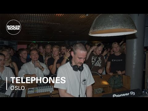 download lagu mp3 mp4 Telephones Dj, download lagu Telephones Dj gratis, unduh video klip Telephones Dj