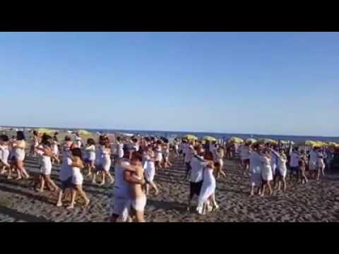 DANSUL CEL MAI SEXY PE PLAJA KIZOMBA -SUPERB