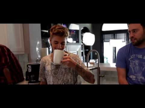 Justin Bieber: Mustacioara lui, pana corbului!