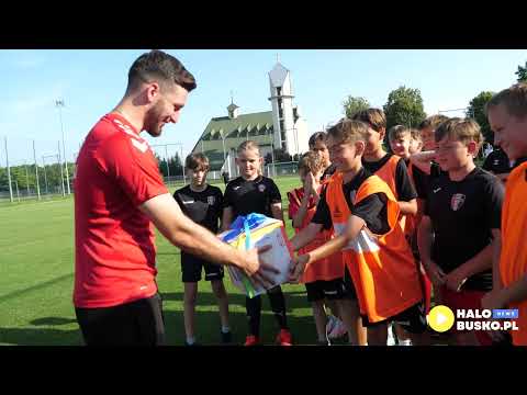 Mecz dzieci - opiekunowie na zakończenie sezonu Młodzika Młodszego Akademii AKS 1947 Busko-Zdrój