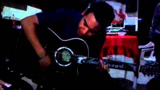 Recargado en una palma Ariel Camacho 2015