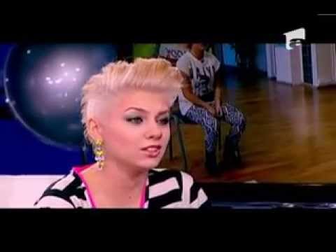 Jo se pregateste sa devina Demis Roussous