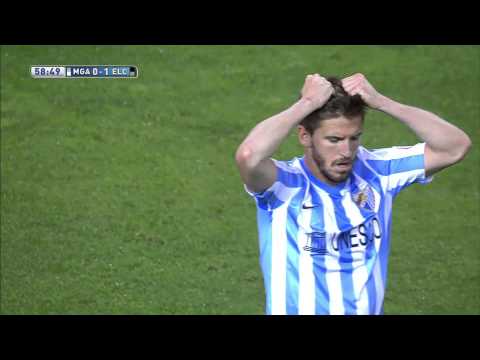 Remate de Camacho que despeja Tyton