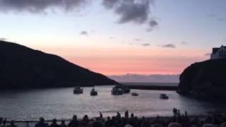 Fisherman&#39;s Friends performing &quot;What shall we do with the drunken sailor?&quot; at Port Isaac 17.07.15