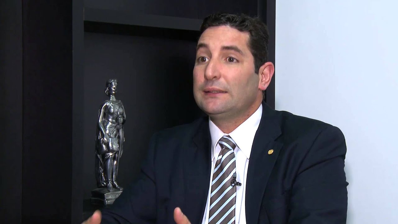 Por Dentro da Lei: Pagar salário "por fora" é ilegal