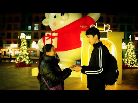 A heartwarming moment: Ngoc and her gift touched Hely's heart, leaving her speechless with emotion.