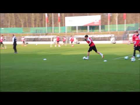 Passübung zur Schulung von Ballannahme und direktem Passspiel