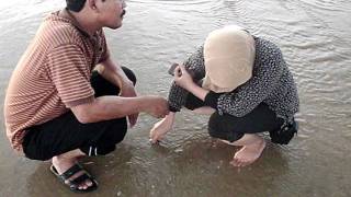 preview picture of video 'GURU SMPN 1 NGRAHO MANDI DI PANTAI'