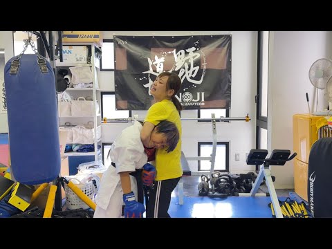 女子格闘家のMISAKIちゃんに絞め落とされた