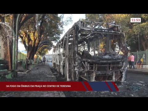 Homem surta e ateia fogo em ônibus em praça no Centro de Teresina 28 09 2022