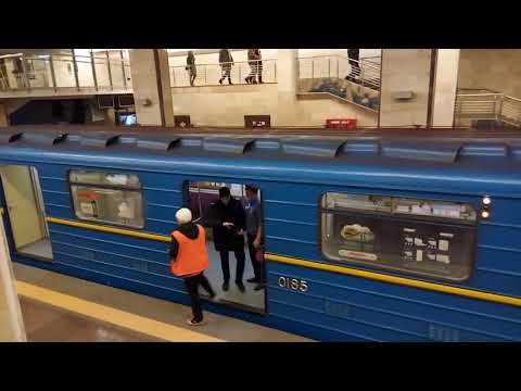 В мережі з'явилося відео голого чоловіка, що мандрує столичним метро