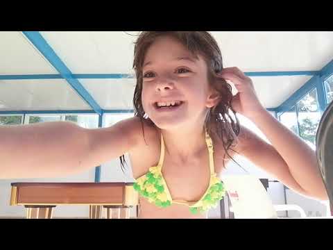 O look perfeito para um dia na piscina 