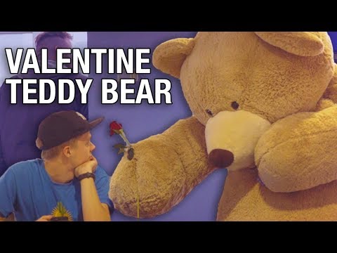Гигантский плюшевый мишка раздает подарки ко Дню святого Валентина