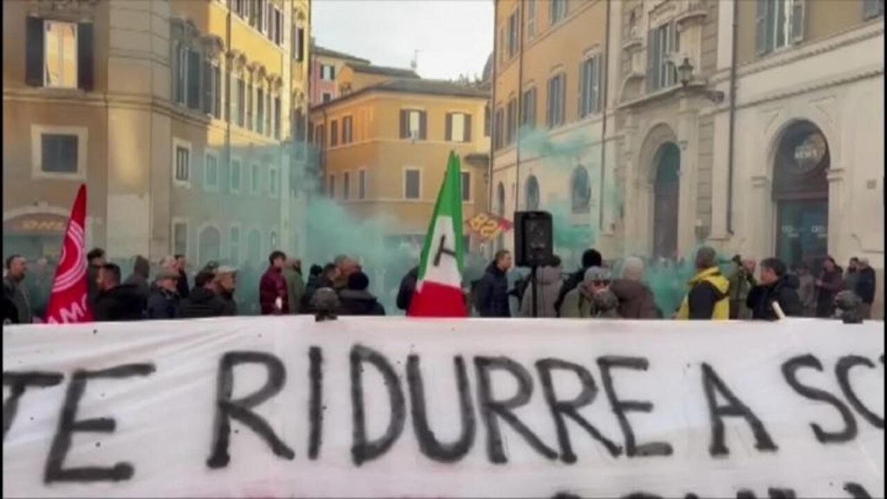 Sciopero tassisti, fumogeni e bombe carta a manifestazione Montecitorio