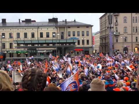 Pate ja Costello esittävät biisin "Mää ja Tapparan mies" Keskustorilla 28.4.2016