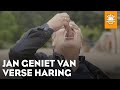 Jan geniet van verse haring: 'Ze zijn echt werelds, Johan!' | DE ORANJEZOMER