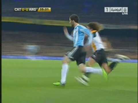 Gonzalo Higuaín vs Carles Puyol