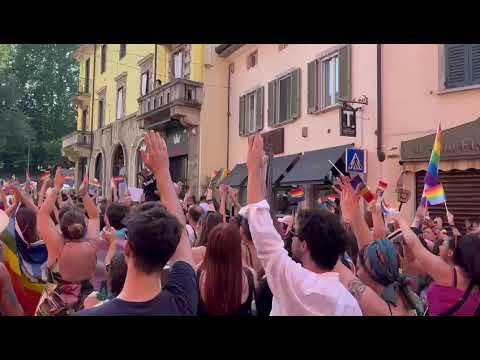 Il popolo del Pride fa gli auguri agli sposi