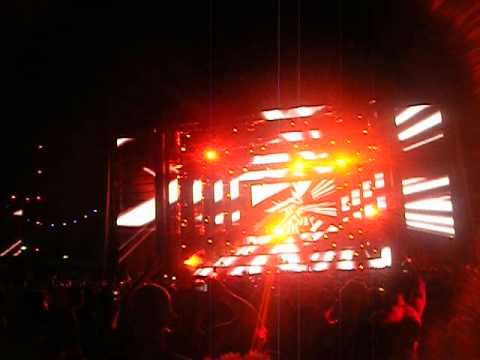 Nicky Romero drops Bingo Players - Rattle @ EDC 2012