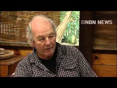 ADRIAN 'ACE' BUCHAN DEFEATS SLATER AT TEAHUPOO