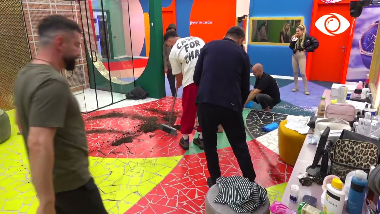 Djemtë nisin punën, duke hequr mbeturinat nga dyshemeja