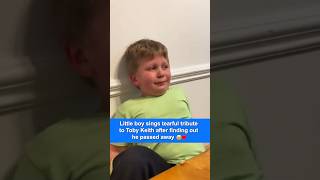 Little boy sings tearful tribute to Toby Keith 🥹❤️