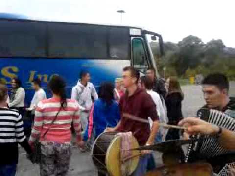 KUD Djura Jaksic Sumrakovac i KUD Aleksa Nikolic Osnic u kolu na putu za topolu