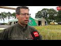 Houtkunstenaar plaatst toegangspoort voor 'Mammoet'