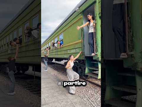 Una Bambina Piange per la Sua Mamma Malata! Riuscirà a Salire sul Treno? 😱🚆#shorts
