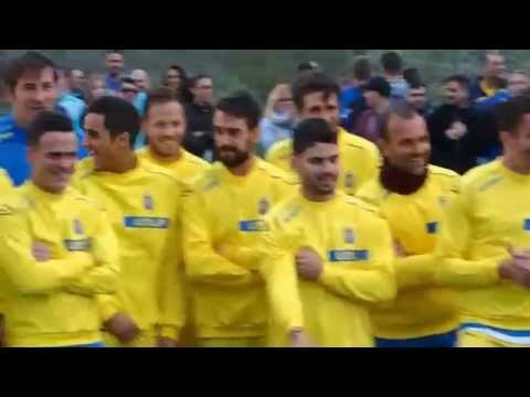 Raul, jugador UD Las Palmas.  Cumpleños feliz con la murga Los Trapasones.