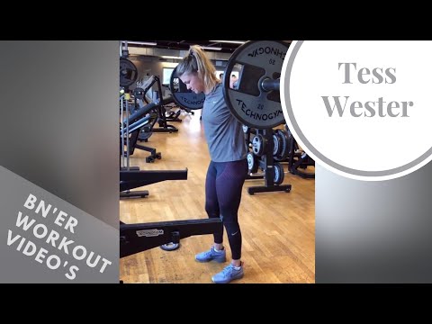 Sexy Tess Wester traint in de sportschool (Sexy workout!)
