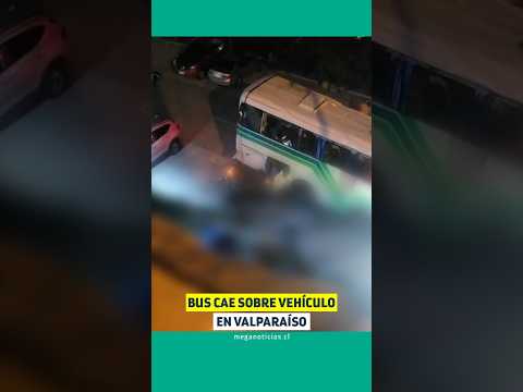 Bus cae sobre vehículo en Valparaíso