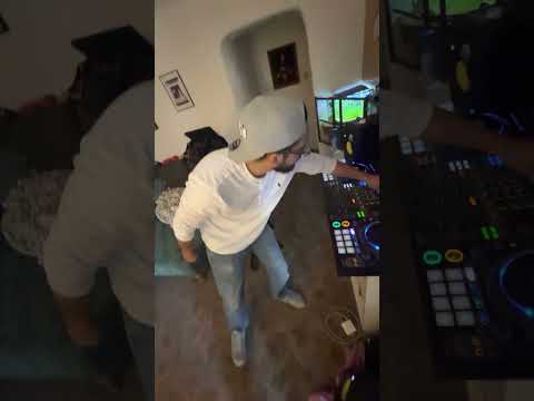 Spinnin while sippin!! Freestyle session w/NO HEADPHONES @Heartaugustmusic