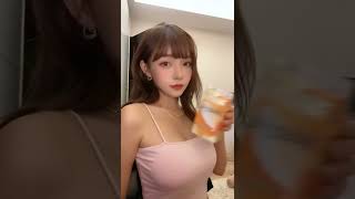 巨乳過ぎて見えない美女と巨乳過ぎて何でも乗せれる美女#shorts 　♯73