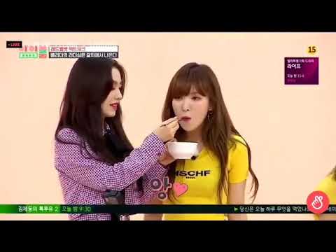[180814] IRENE FEEDS WENDY ON IDOL ROOM