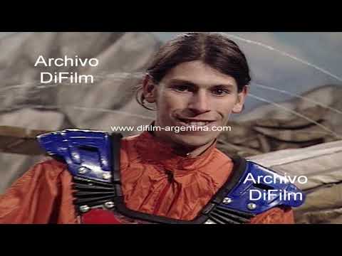 Programa Fugitivos participantes tratando de cruzar puente con pelotero 2001