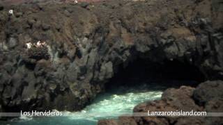 preview picture of video 'Lanzarote. El Golfo, Los Hervideros y Las Salinas del Janubio  (por LanzaroteIsland.com)'