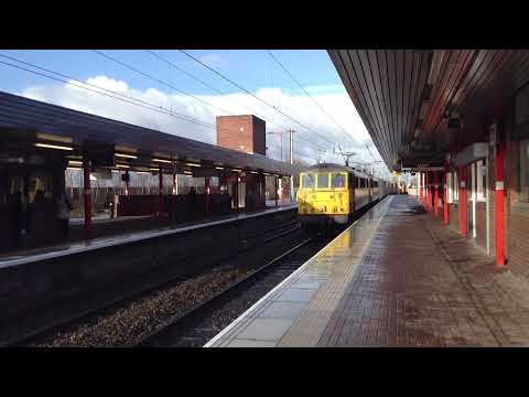 (HD) 86612 and 86604 pass Wigan North Western on 4M27 5th Feb 2013